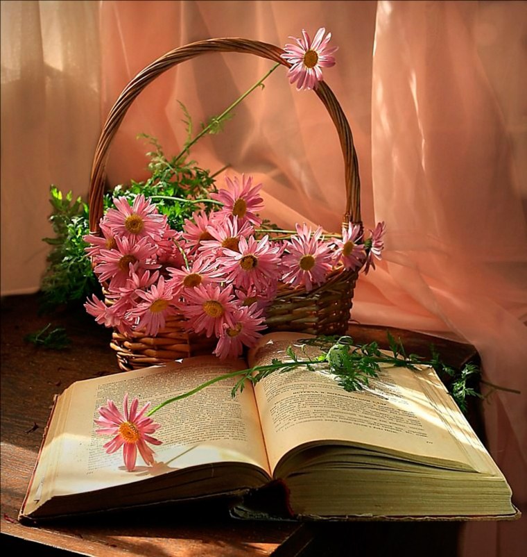 Книга с цветами