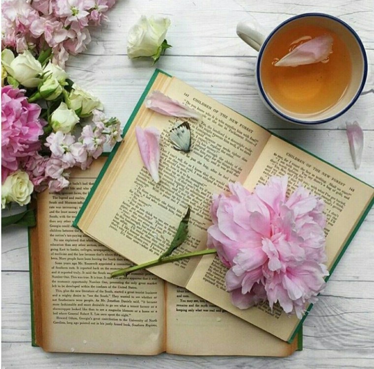 Книга с цветами