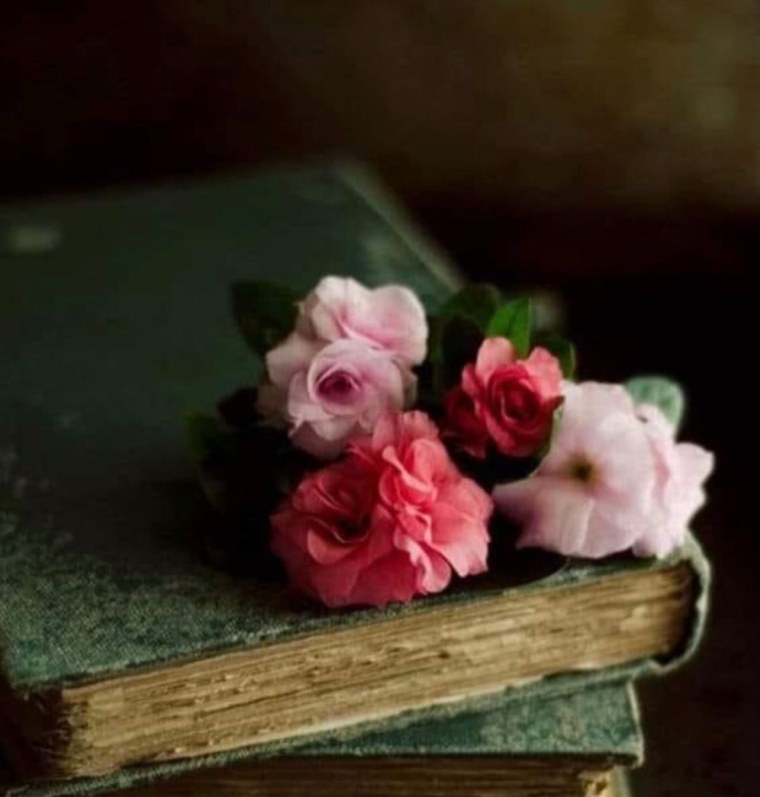 Книга с цветами