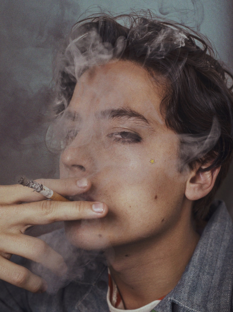 Эстетичная рука с сигаретой