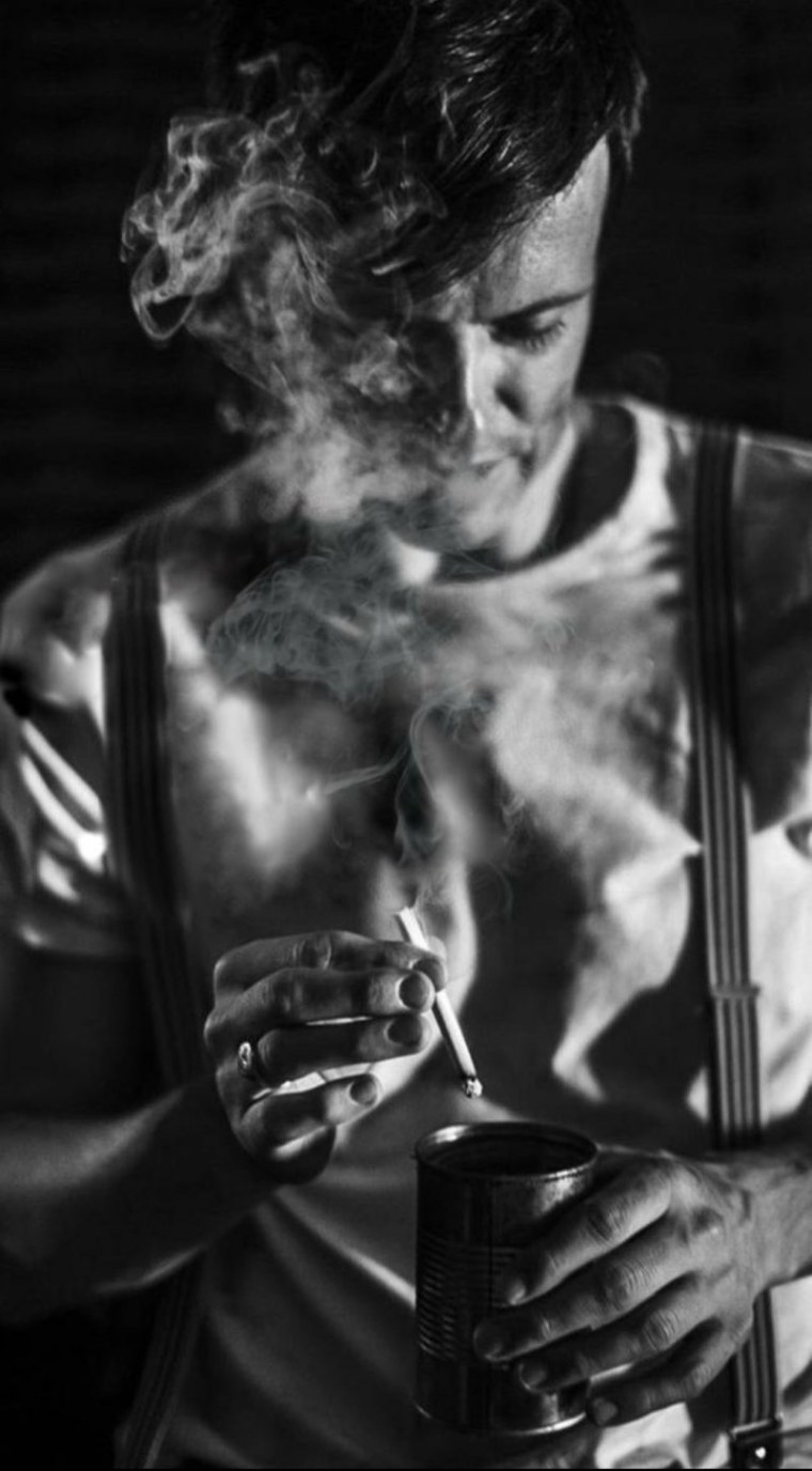 Курящий парень