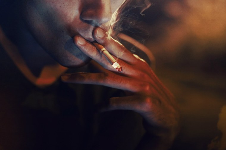 Сигарета в руке парня
