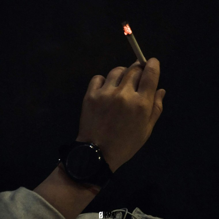 Пацан курит