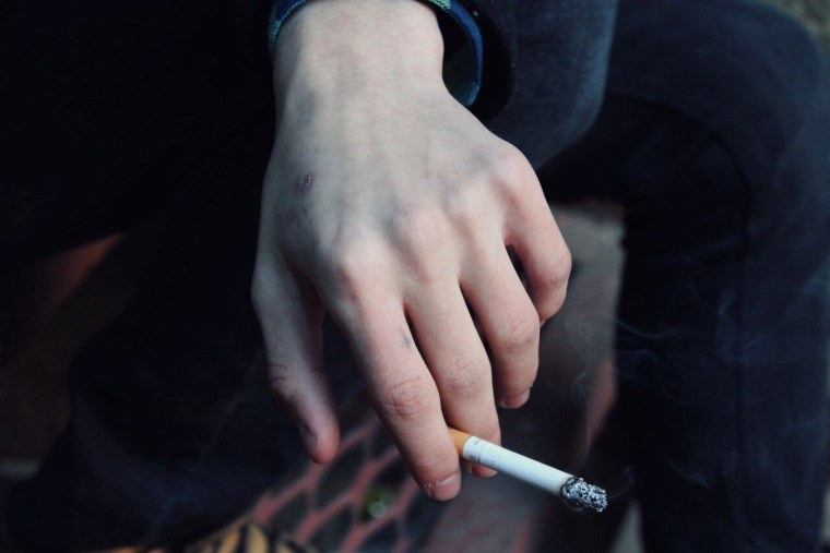 Мужчина с сигаретой