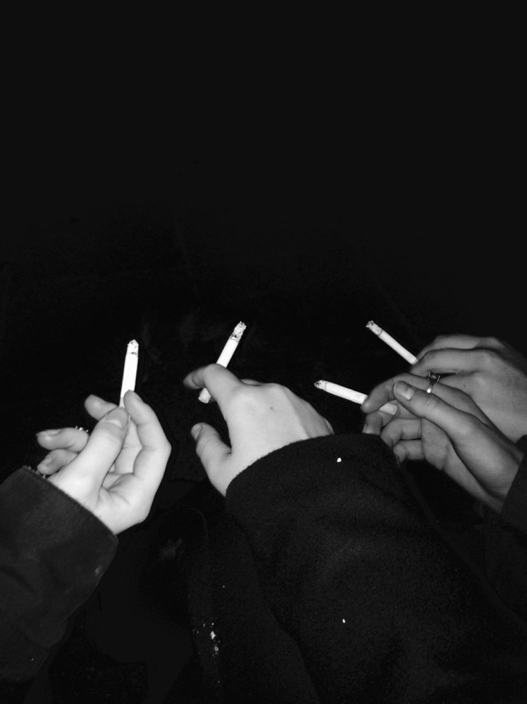 Красивые парни с сигаретой