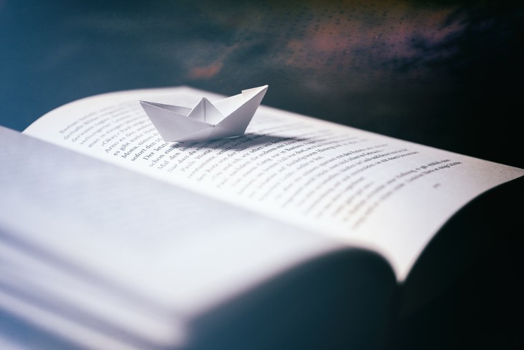 Бумажный кораблик на столе