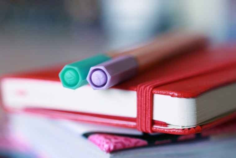 Красный блокнот на столе