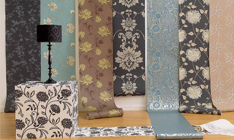 Рулоны обоев много