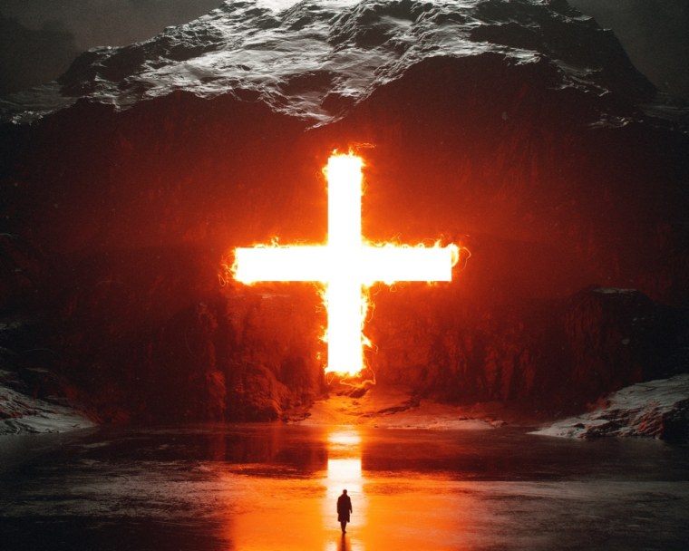 Православный крестик в руке