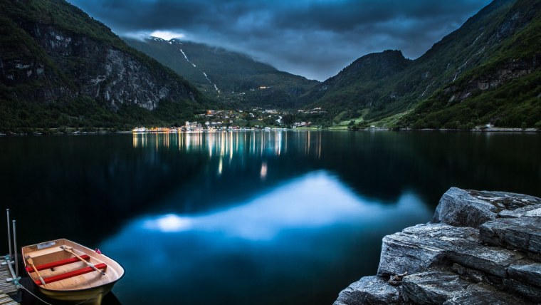 Норвегия озеро горы фьорды