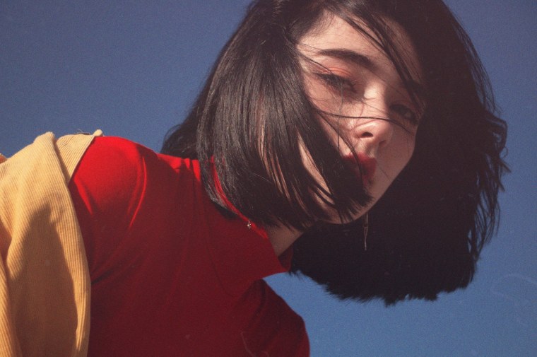 Девушка с радугой на лице