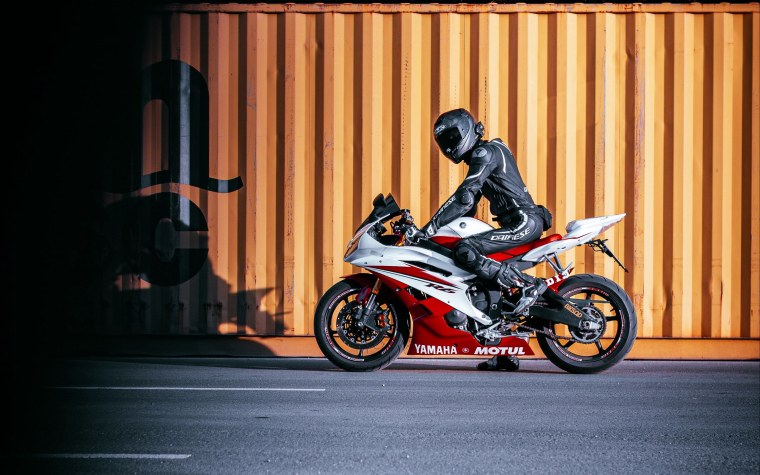 Мотоциклист на красной Yamaha