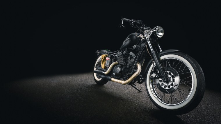 Мотоцикл на черном фоне