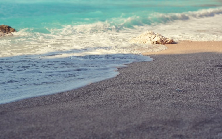 Песок на берегу моря