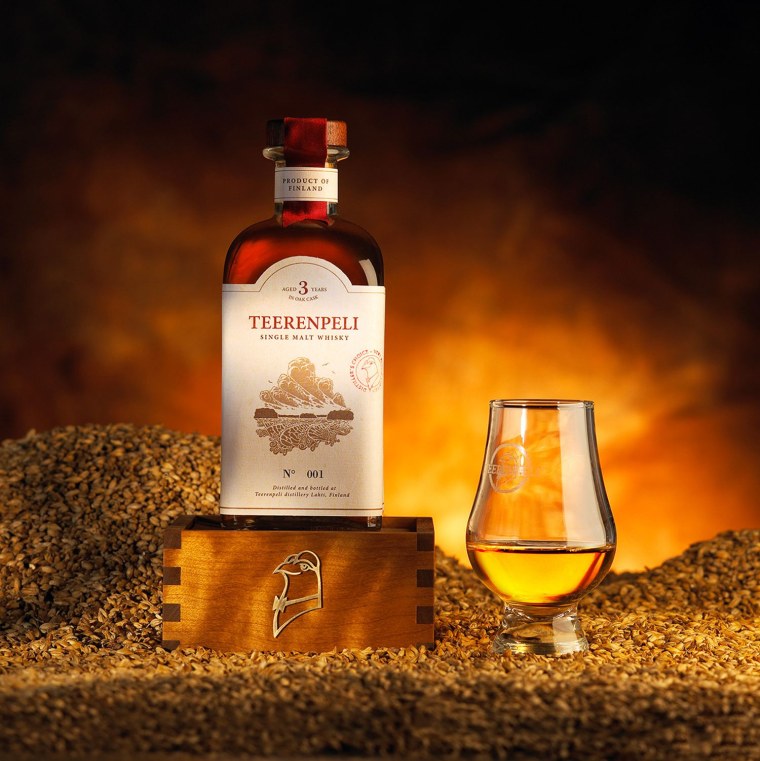 Виски в оранжевой красной и черной бутылке название сорта