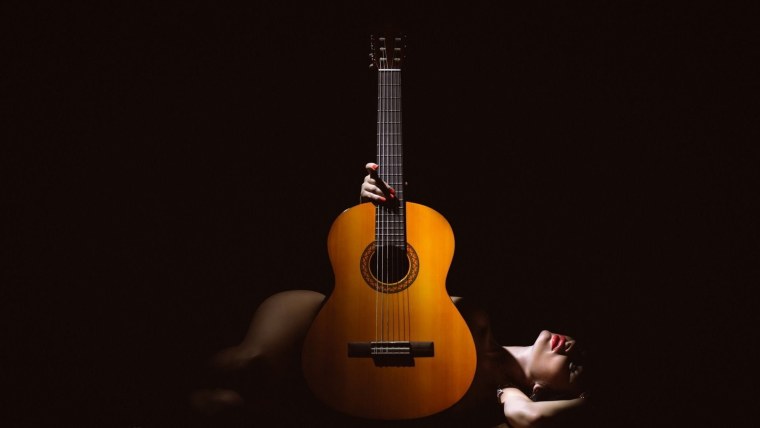 Электрогитара черно белая