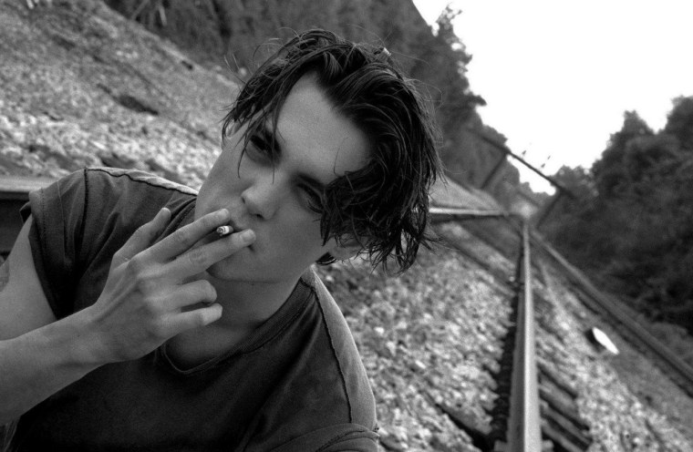 Джонни Депп чб с сигаретой