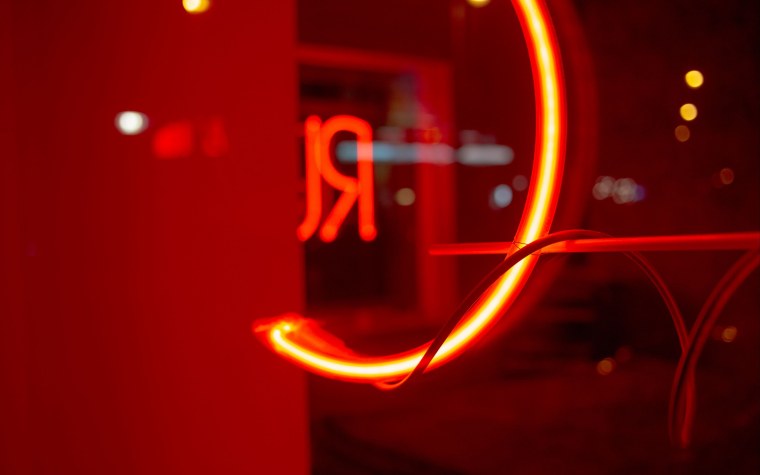 Красный неон