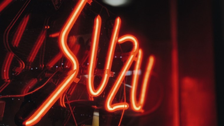 Красная неоновая надпись