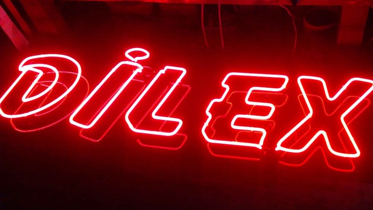 Красная неоновая вывеска