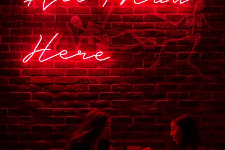 Красный неон стена