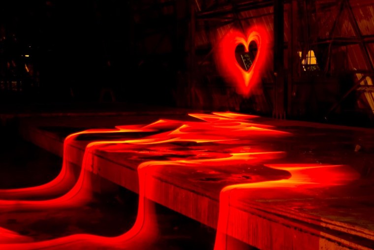 Красный яркий неон