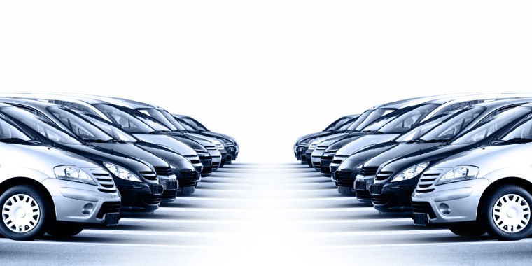 Девушка менеджер в автосалоне