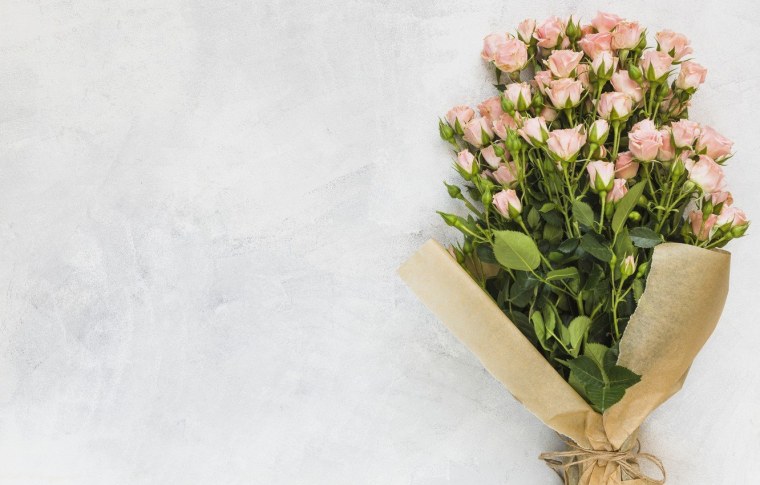 Букет красных роз на сером фоне