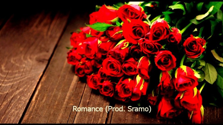 Охапка роз на столе