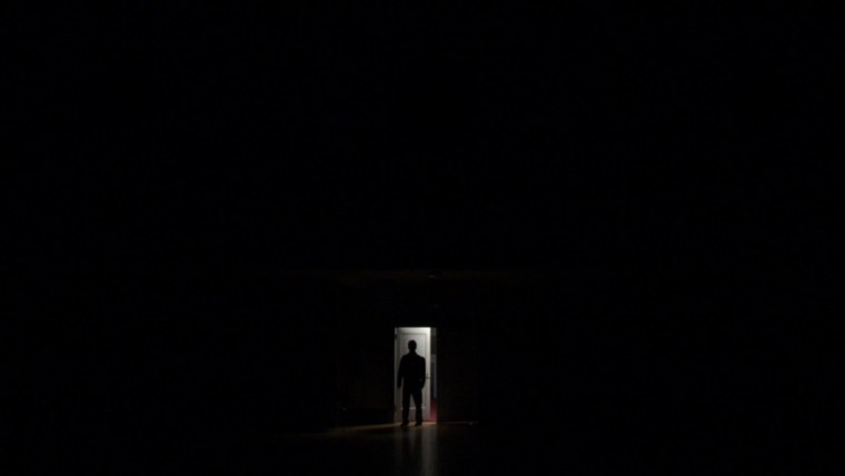 Силуэт в темной комнате