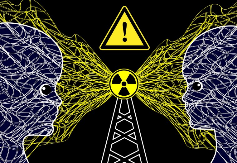 Знак радиации в поле