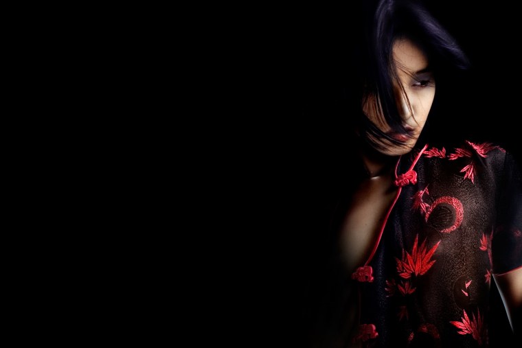 Девушка на черном фоне