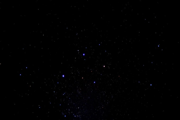 Темное небо со звездами