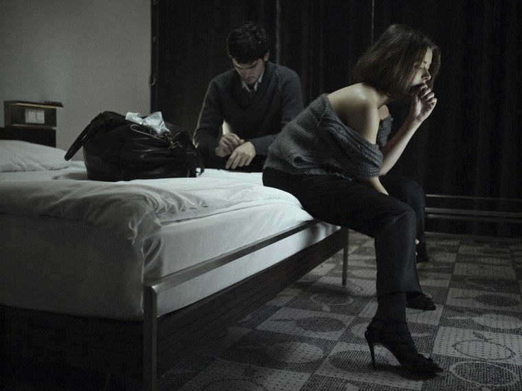 Силуэт мужчины и женщины в темноте