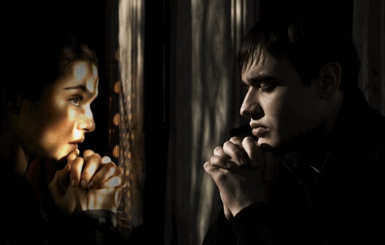 Люди сидят спиной друг к другу