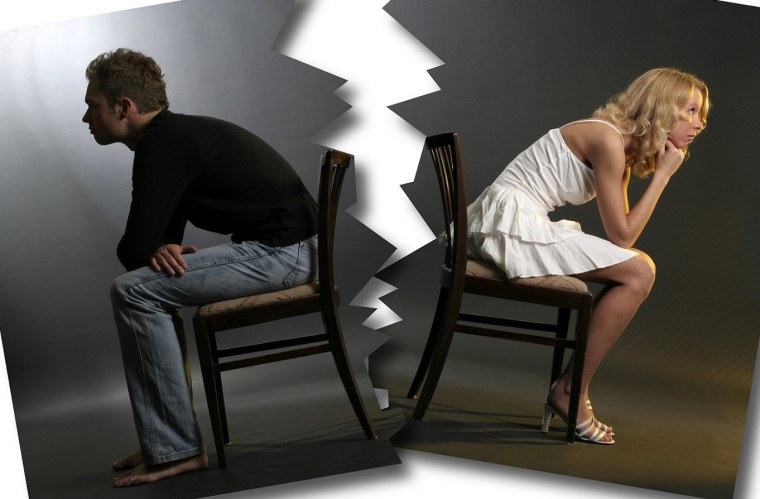 Девушка без сознания на рукахуках