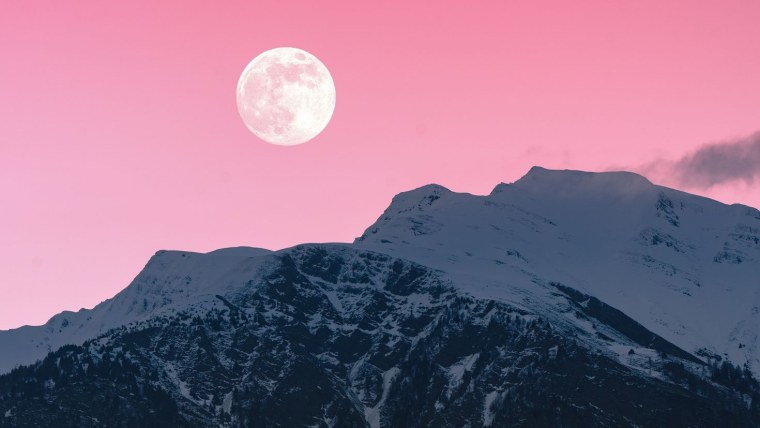 Луна на черном фоне