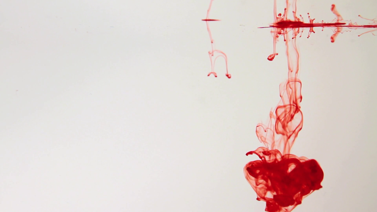 Кровавое пятно на белом фоне
