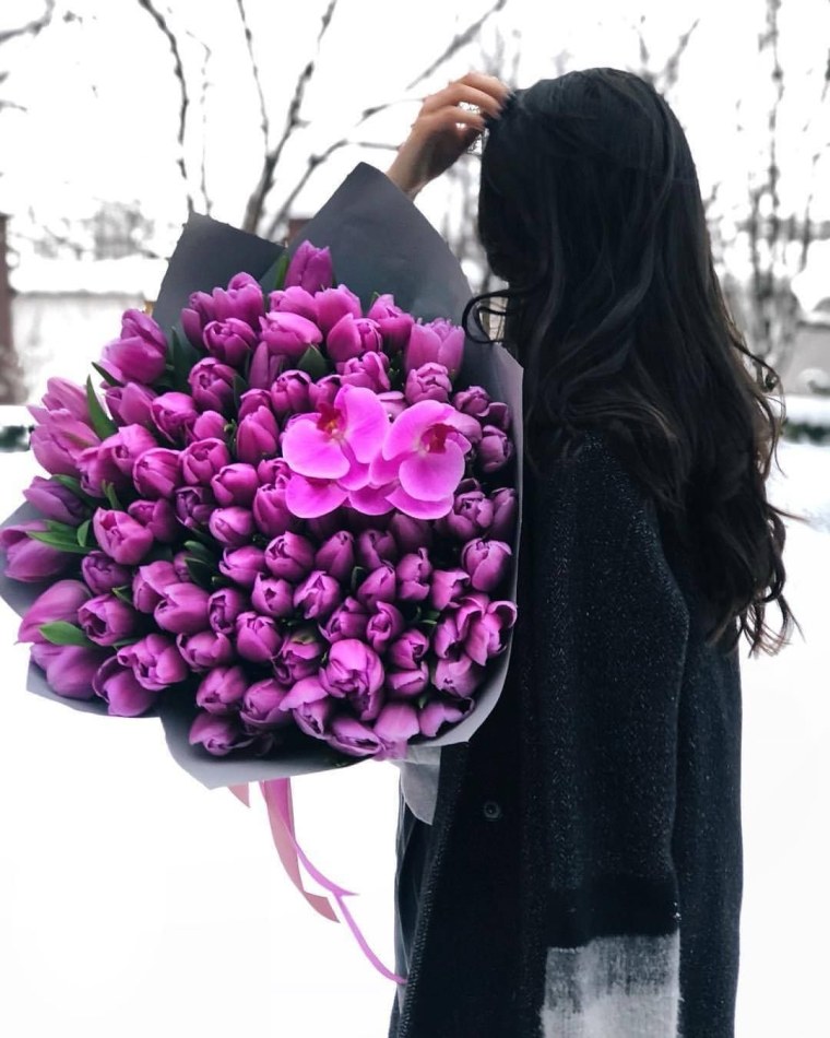 Красивые цветы в руках