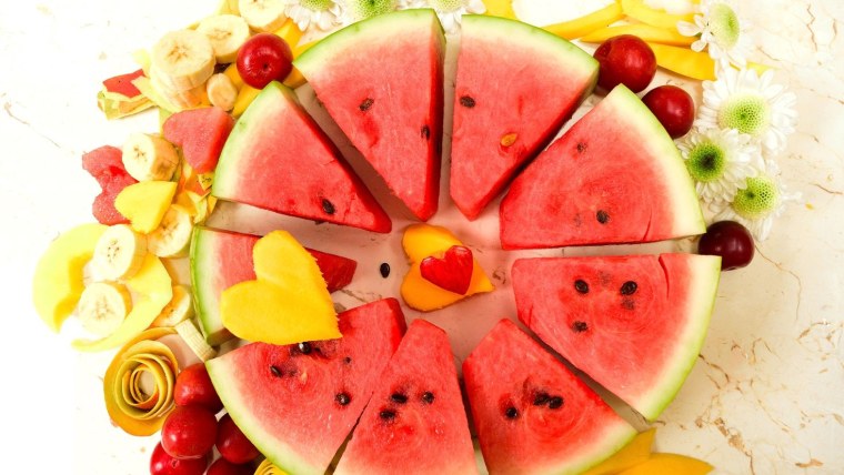 Арбуз и фрукты красиво