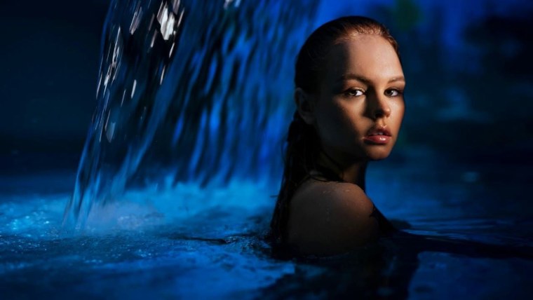 Девушка у водопада