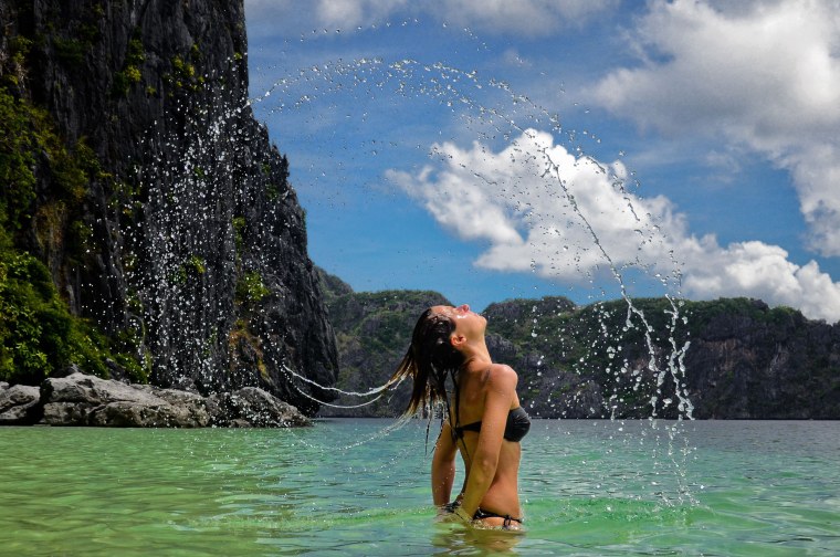 Девушка выходит из воды