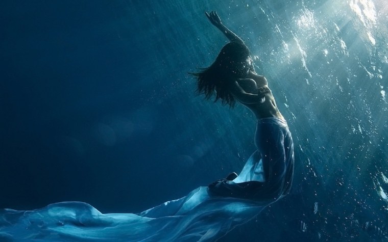 Девушка под водой