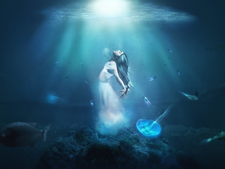 Девушка в воде и скала