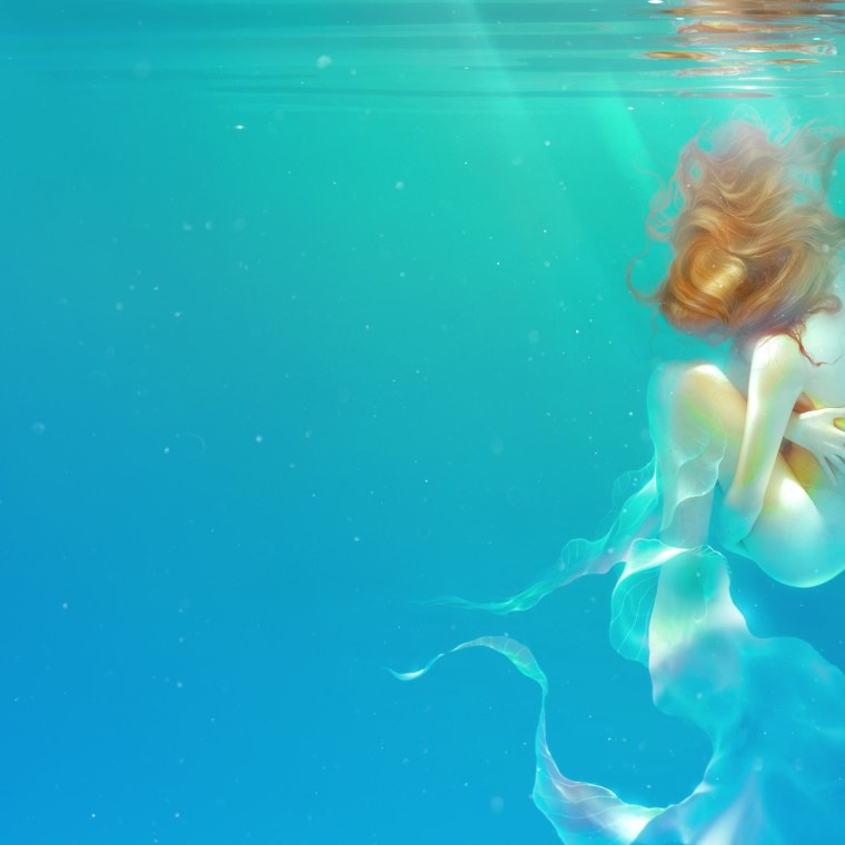 Девушка купается в море