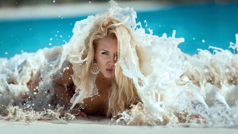 Блондинка с мокрыми волосами