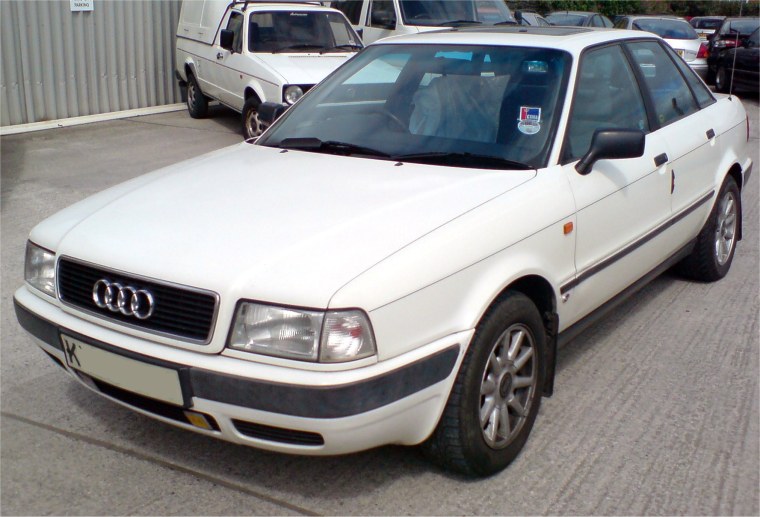 Белая Audi 80 v2