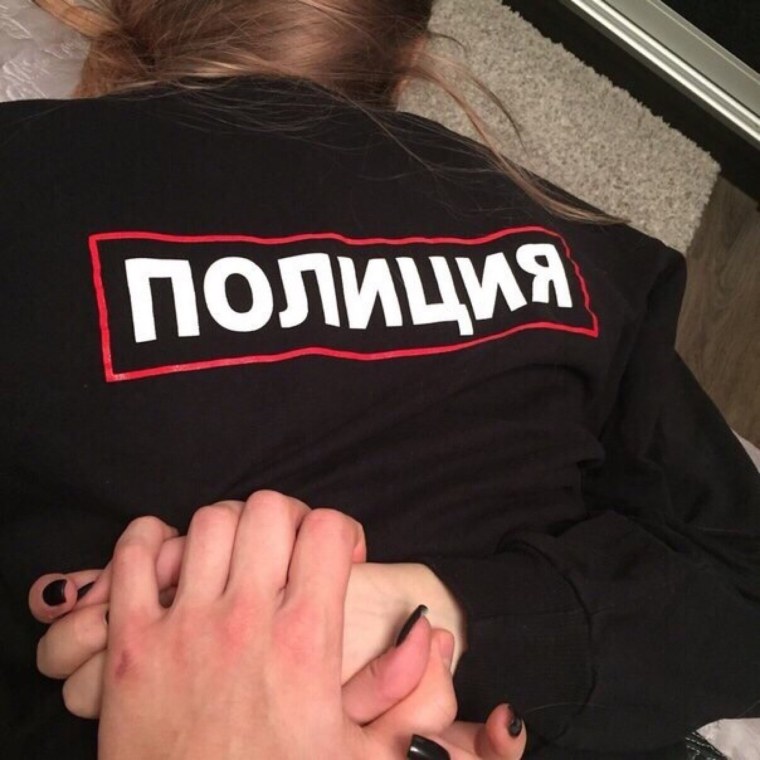 Рука на полицейской форме