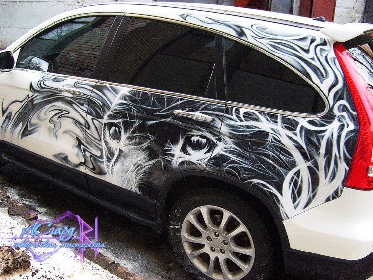 Черно белая аэрография на авто