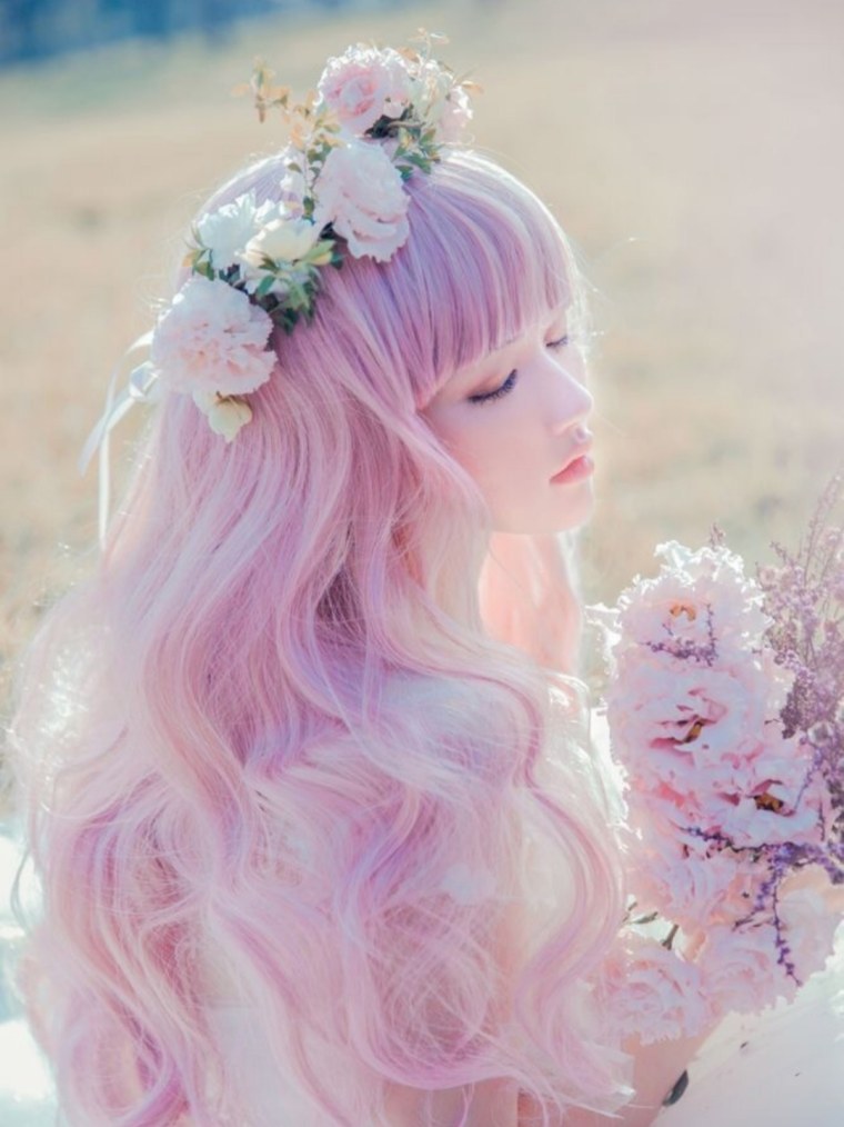Девушка с нежно розовыми волосами